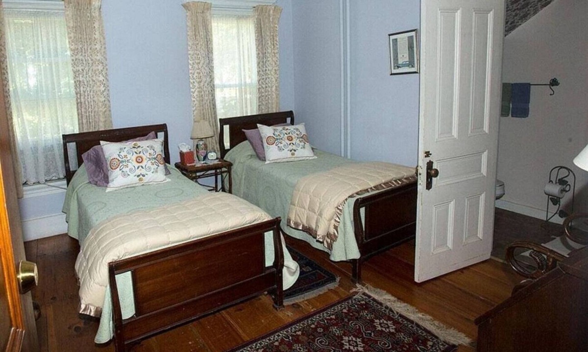 Shelburne Apartment | 2 Twin beds on 1st floor with En-suite bathroom.