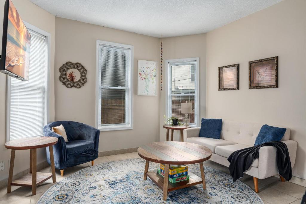Corcoran Apartment | 2BR Apartment Near Downtown with Workspace - Snapdragon