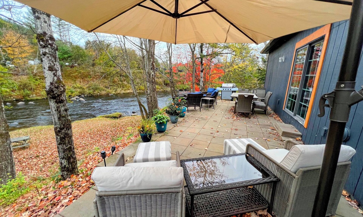 Littleton Cottage | 37pa Superbly Appointed Riverfront Home in Littleton! Skiing, Hiking, Firepit, wif
