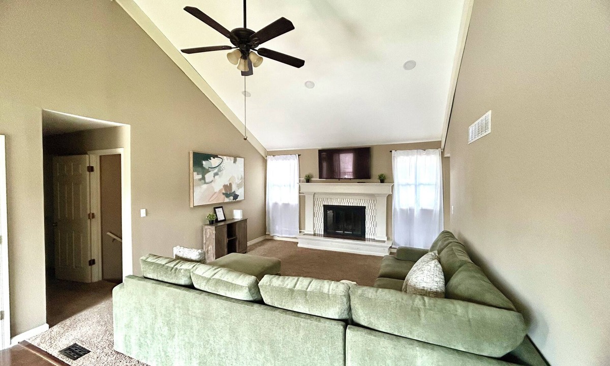 Parkville House | 4-bedroom house in charming Parkville Mo
