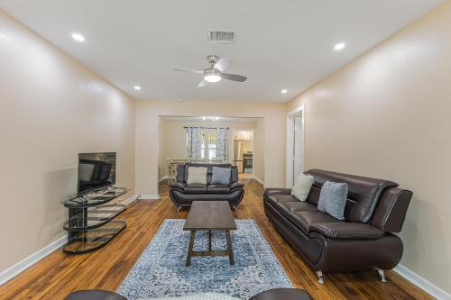 Del Mar House | 5 beds 2 bath, sleep 10