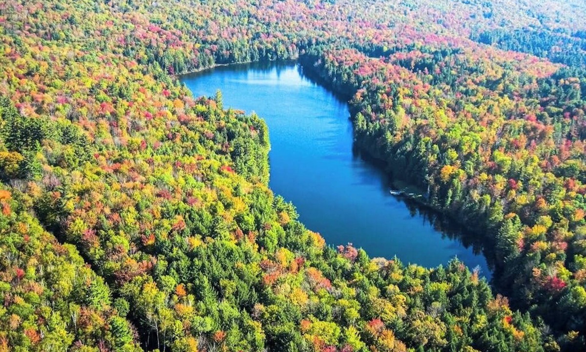 Londonderry House | 500 acre historic property w/private fishing lake, skiing + all-season fun