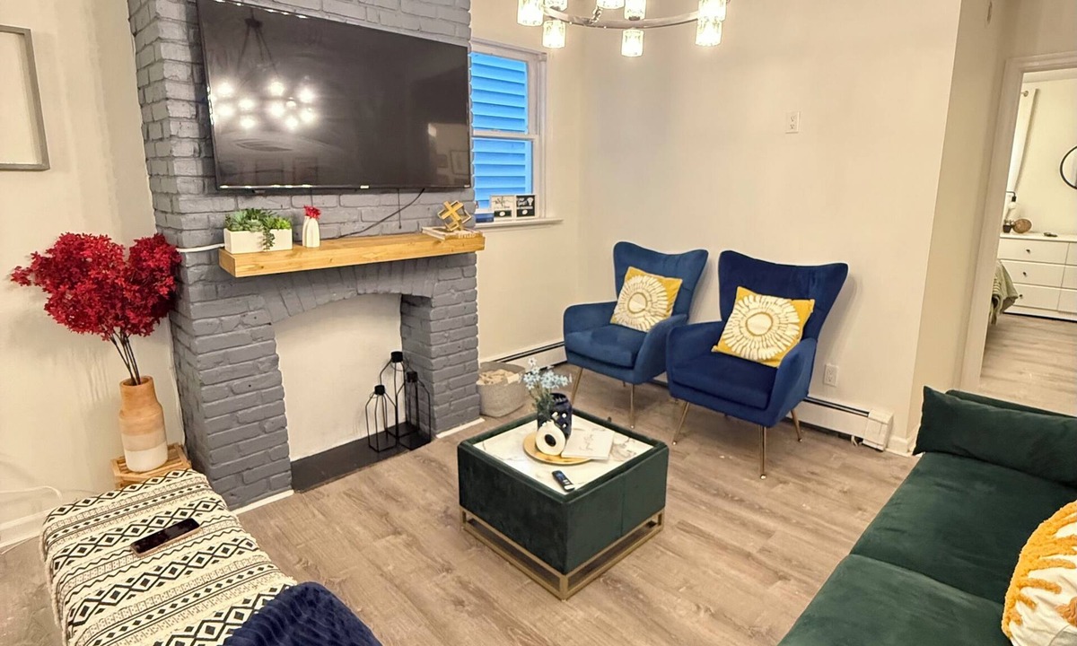 The Heights House | 5BR 3BTH House, Steps to Bars,Dining,NYC Access+GameRm+Backyard w/BBQ+parking