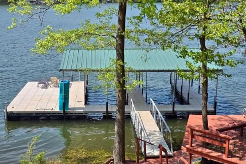 Marion House | 5BR Log Home w Hot Tub & Dock on Lake of Egypt