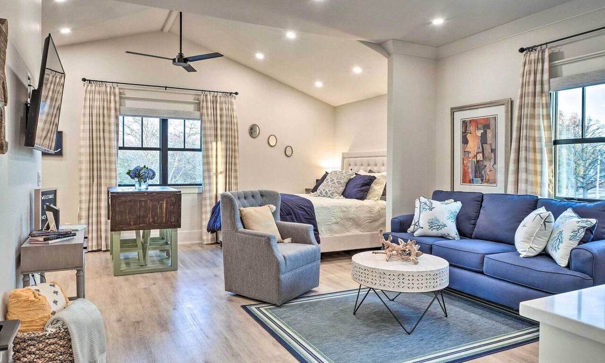 Downtown Apartment | Airy Bentonville Studio < 1 Mile to City Square!