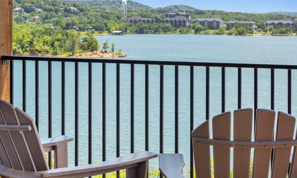 Hollister House | Amazing Table Rock Views with Private Hot Tub, Theatre Room & Free Daily Branson Attraction Tickets