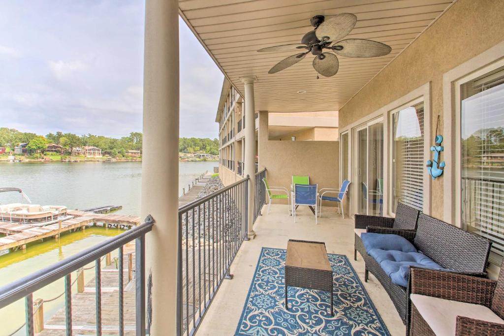 Lake Hamilton House | Balcony & Boat Slip: Lakefront Unit in Hot Springs