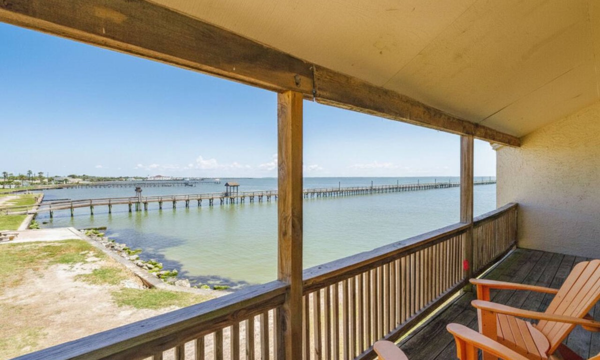 Harbor Oaks Condo | Bay Breeze Bungalow | Pier & Community Pool!