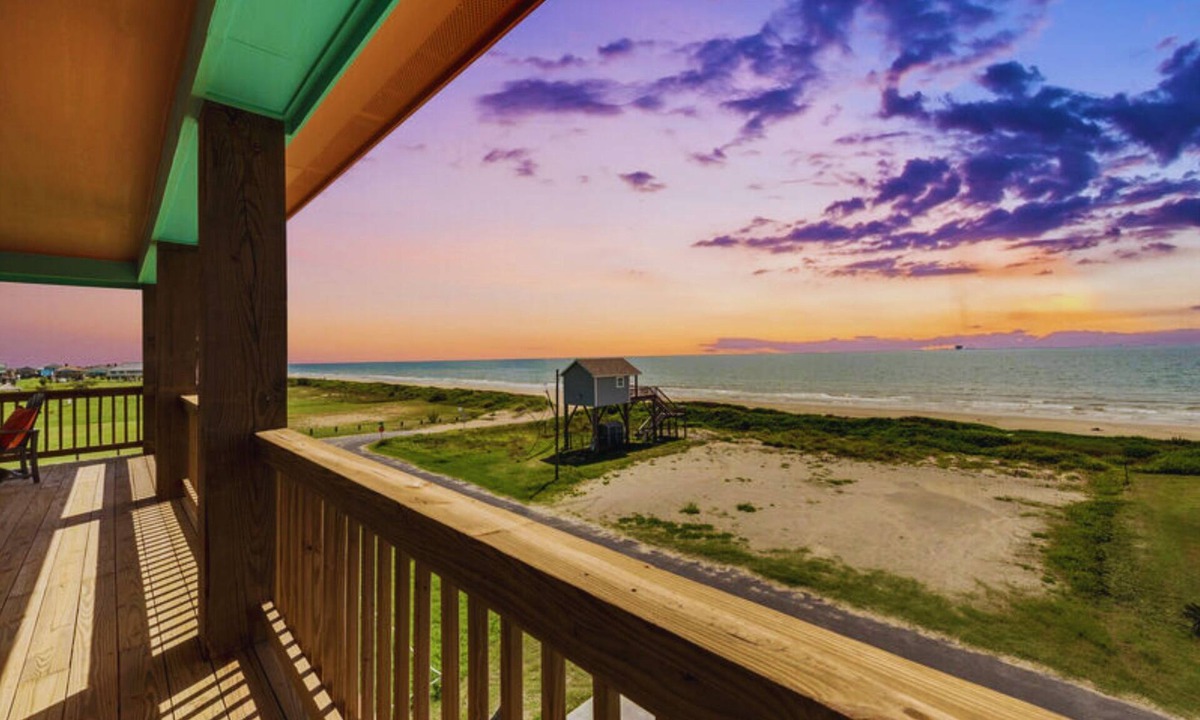Crystal Beach House | Beach Retreat | Tiki Bar, Ocean Views & Grill