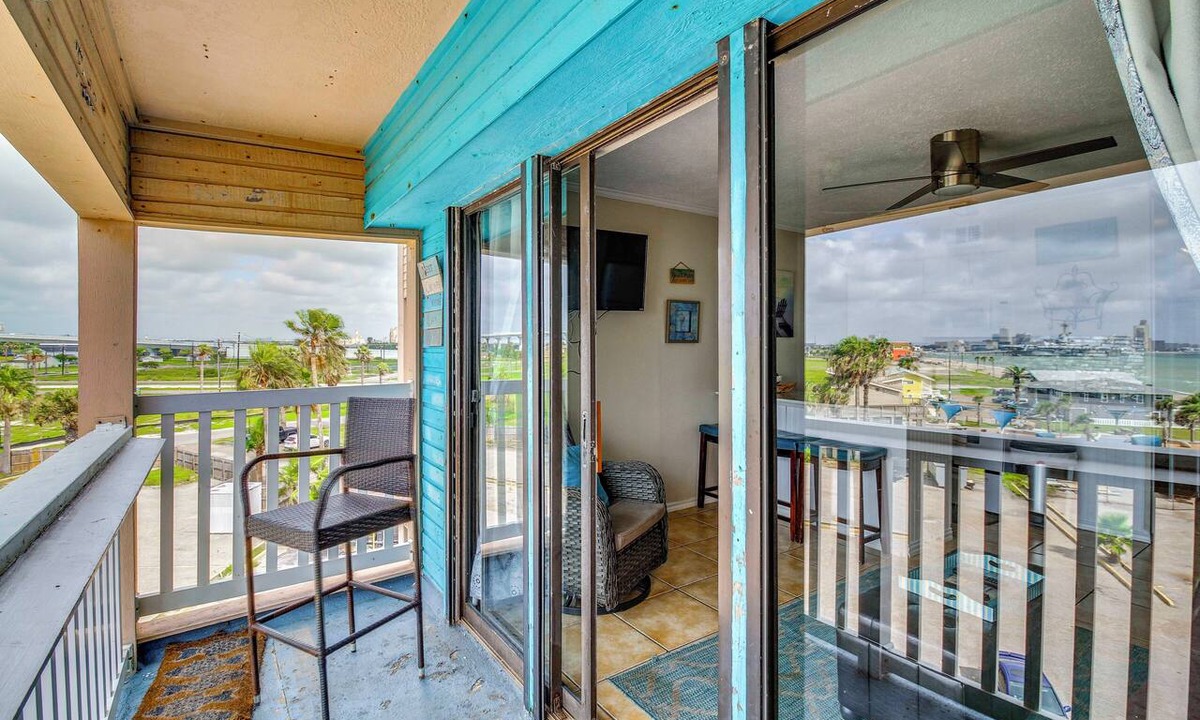 North Beach Apartment | Beach View Balcony! Corpus Christi Condo w/Pool