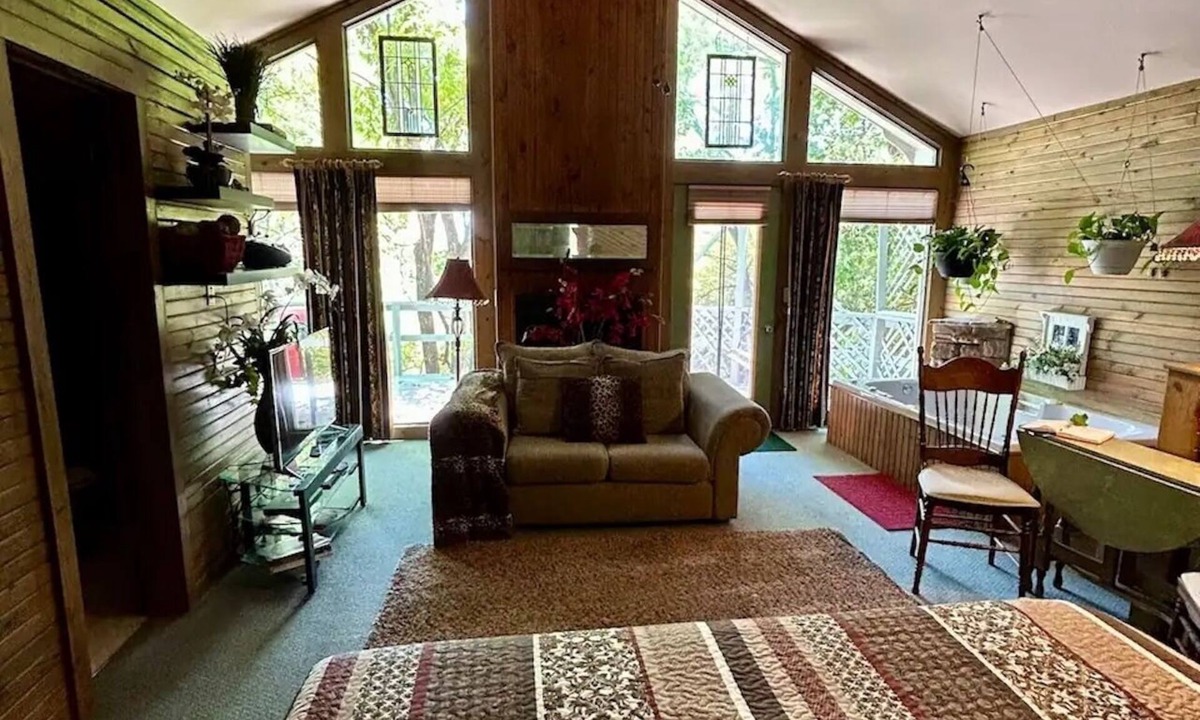 Eureka Springs Cottage | Best Views in Eureka Springs from this Mountain Cabin with Full Glass Front