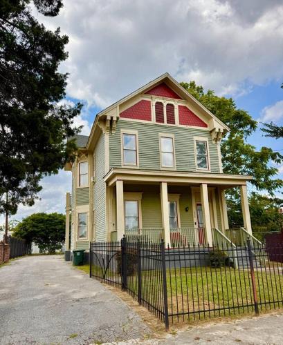 Downtown Memphis House | Big Groups 5BR/4BA w/Parking Fed Ex Forum Beale St
