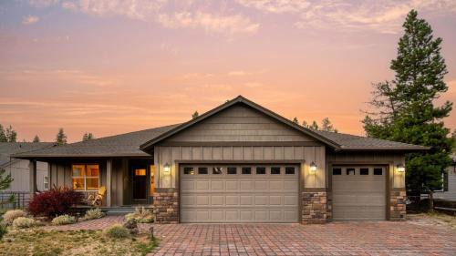 Oregon Water Wonderland House | Black Bear Cabin by AvantStay