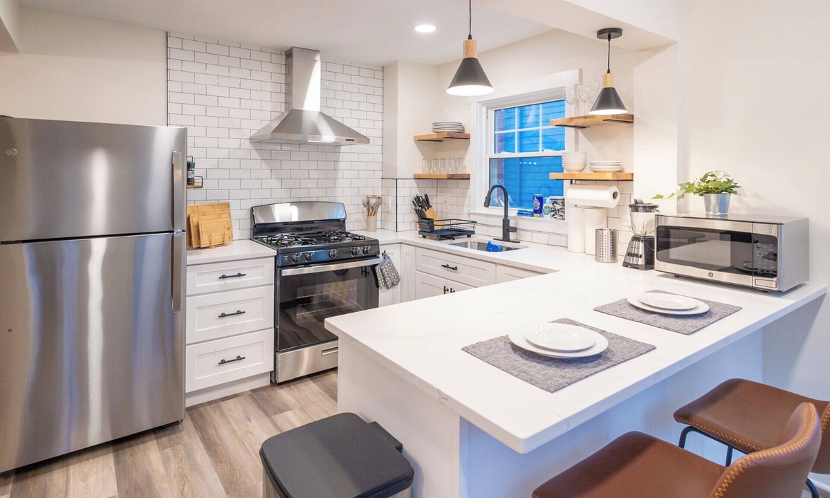 Glen Ridge Apartment | Bloomfield 3 Bed, 1 Bath. Walk 2 train to NYC, Laundry-In Unit, Pets OK, Parking