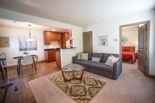 Grandview House | Bright and Quiet 1BR with Kitchen, Backyard and Parking