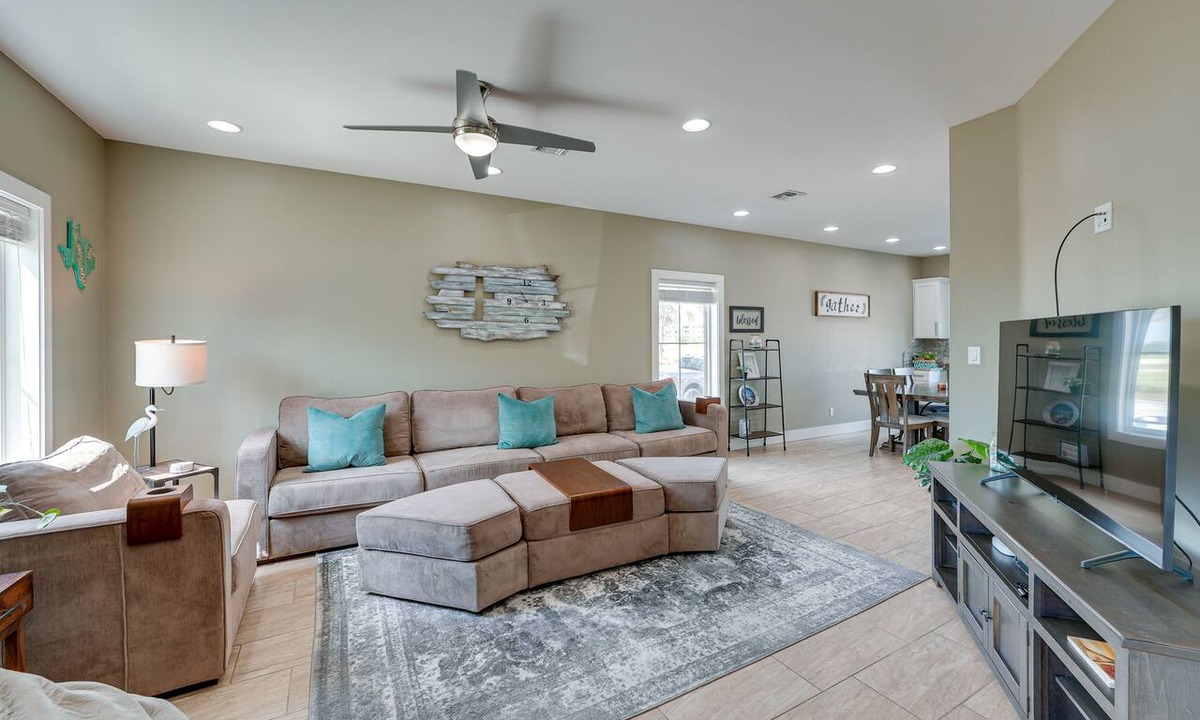 Corpus Christi Condo | Bright, Modern Corpus Christi Condo: 2 Mi to Beach