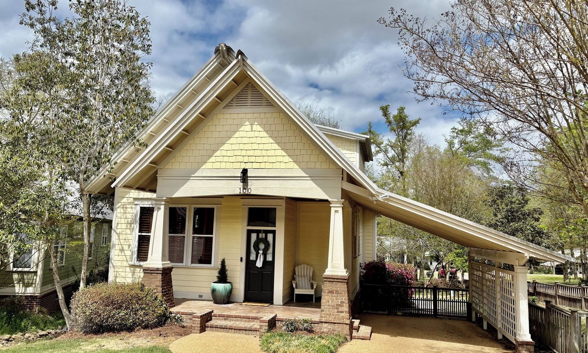 Starkville House | "Bully's Bungalow" Charming Bungalow Near MSU, Downtown & Game Day Fun