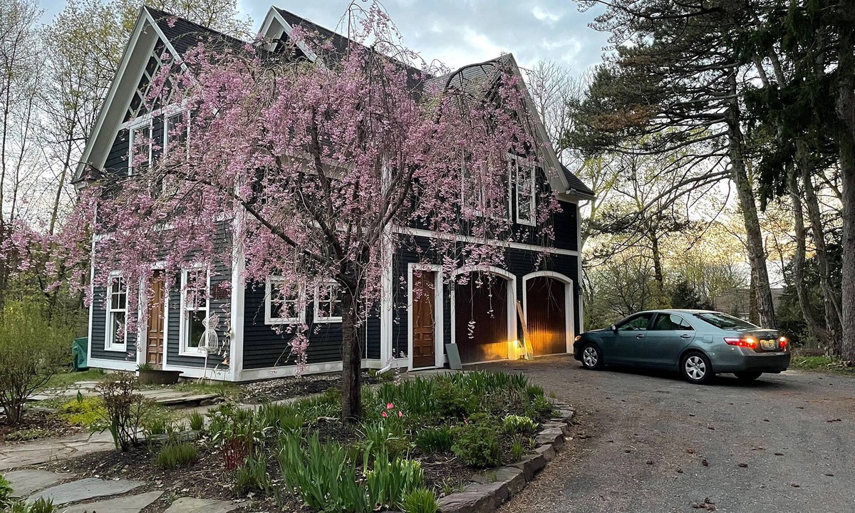 Old North End Cottage | Charming Carriage House in Burlington STEPS away from UVM/UVM Medical Center