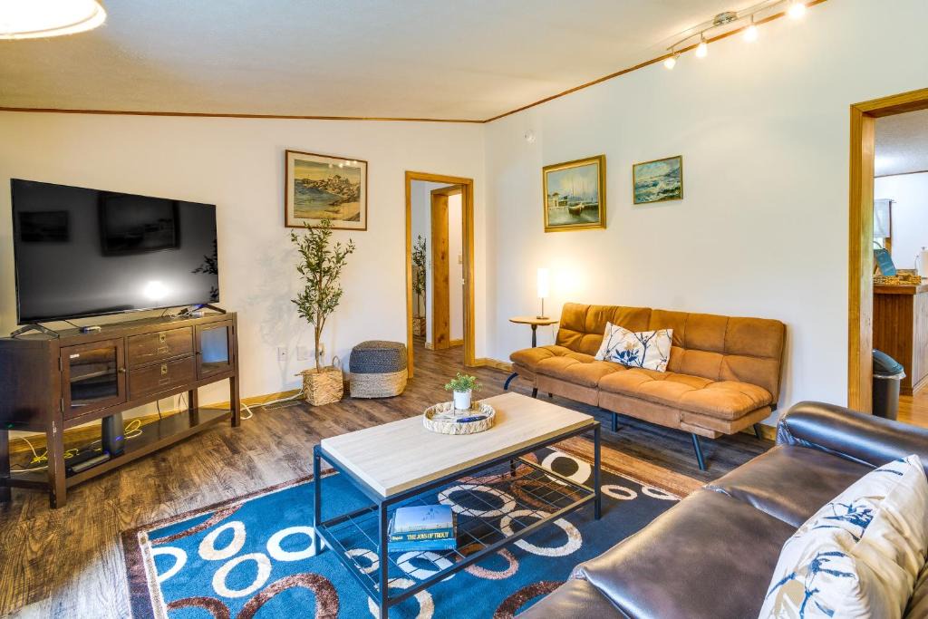 Town of Reading House | Charming Watkins Glen Home w/Deck & Yard!