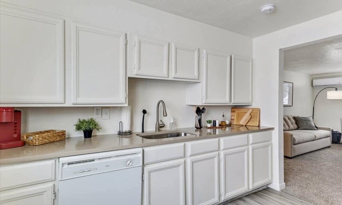 Bountiful Apartment | City Park | PickleBall Courts | 5 Mins off i15!