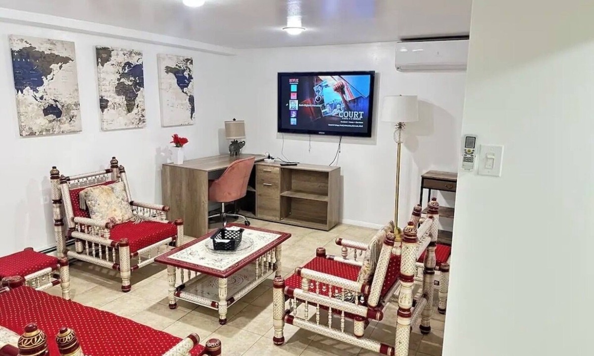 South Farmingdale Apartment | Close to everything with free parking in Farmingdale