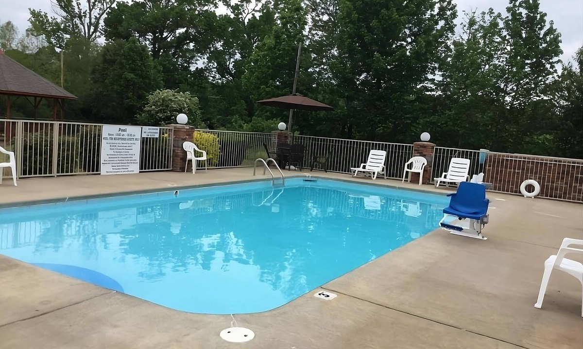 Cabot House | Comfort and Convenience! 2 Pet-friendly Units, Free Breakfast & Parking, Pool