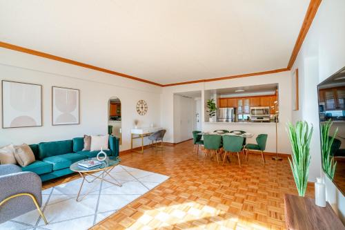Lincoln Square Apartment | Contemporary 2 Bed 2 Bath Apt Bright and Sunny