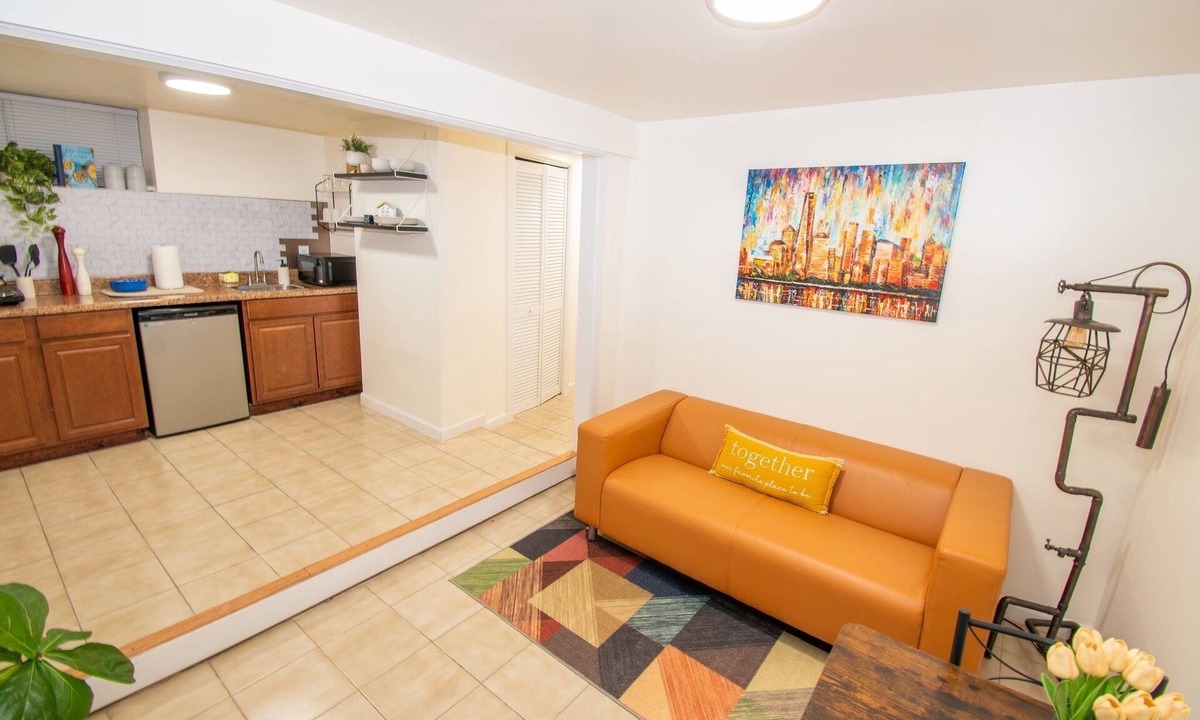 North Bergen Apartment | Cozy 1-bed home, steps to NYC & MetLife. Minutes to bus and ferry. Free parking.
