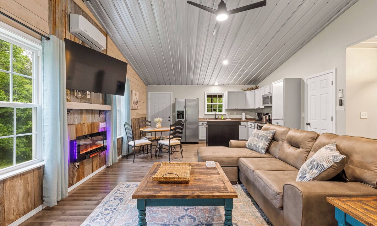 Harrison Cabin | Cozy cabin, pet, king bed, wifi, Great for Riders!