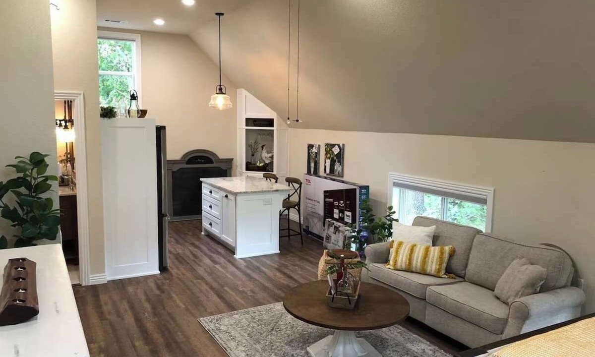 Siloam Springs Apartment | Cozy Farmhouse Downtown Apartment