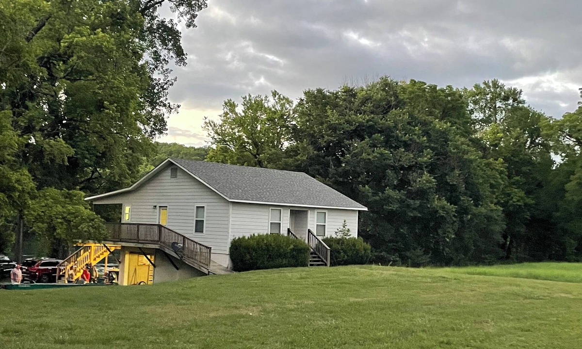 Lone Rock House | Cozy home nestled right on the White River boat ramp/great fishing.