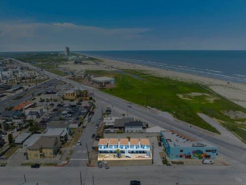 San Jacinto Apartment | Cozy ocean view condo on Galvestons east end, close to cruise terminal