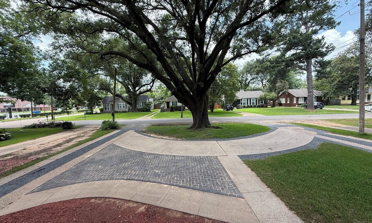 Broadmoor Apartment | Cozy Sunny Broadmoor Condo under Live Oaks Inside a Secure Courtyard