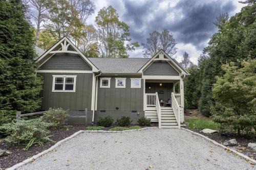 Skyland House | Dogwood Cottage Peaceful Stay Hot Tub