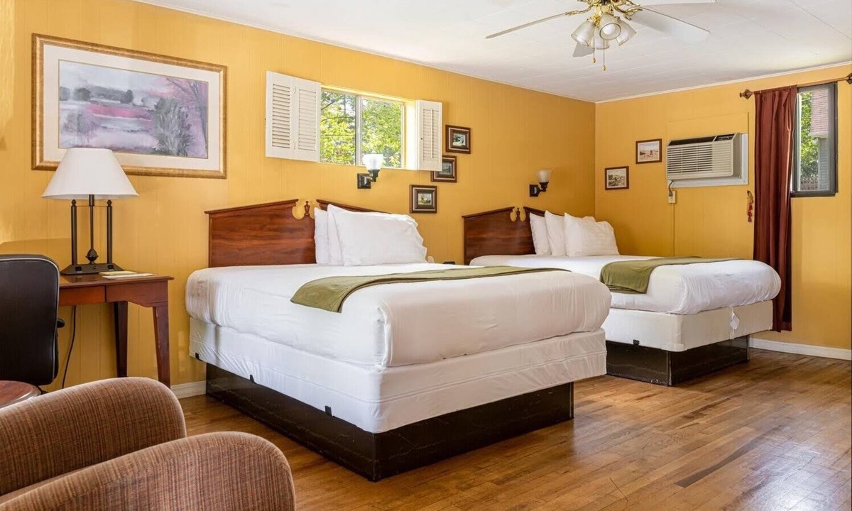 Hendersonville Hotel | Double Queen Hotel Rm Near DT Hendo & Flat Rock
