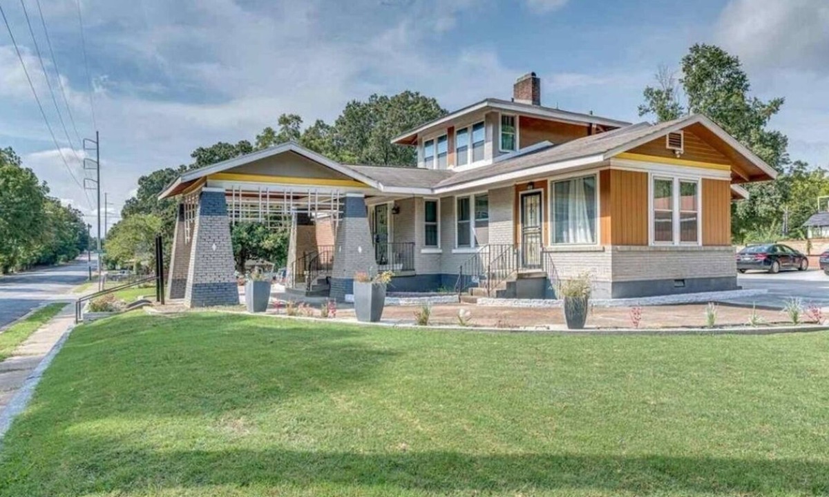 University District House | East Memphis Bungalow on 3/4 acre in the middle of Memphis