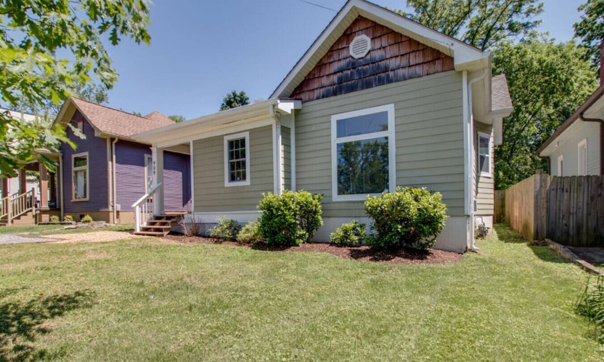 Eastwood House | East Nash 3BR Fenced Yard | Deck | Parking | Pets