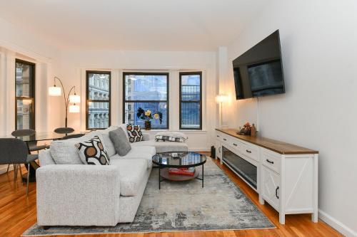 Financial District Apartment | Elegant FiDi 3BR Condo - Private Elevator - Modern Luxury