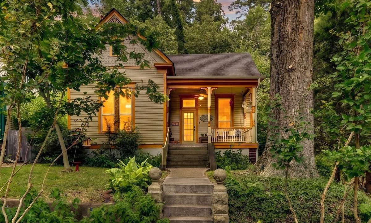 Hot Springs House | Enchanting 1901 Victorian + Walk to Bathouse Row!