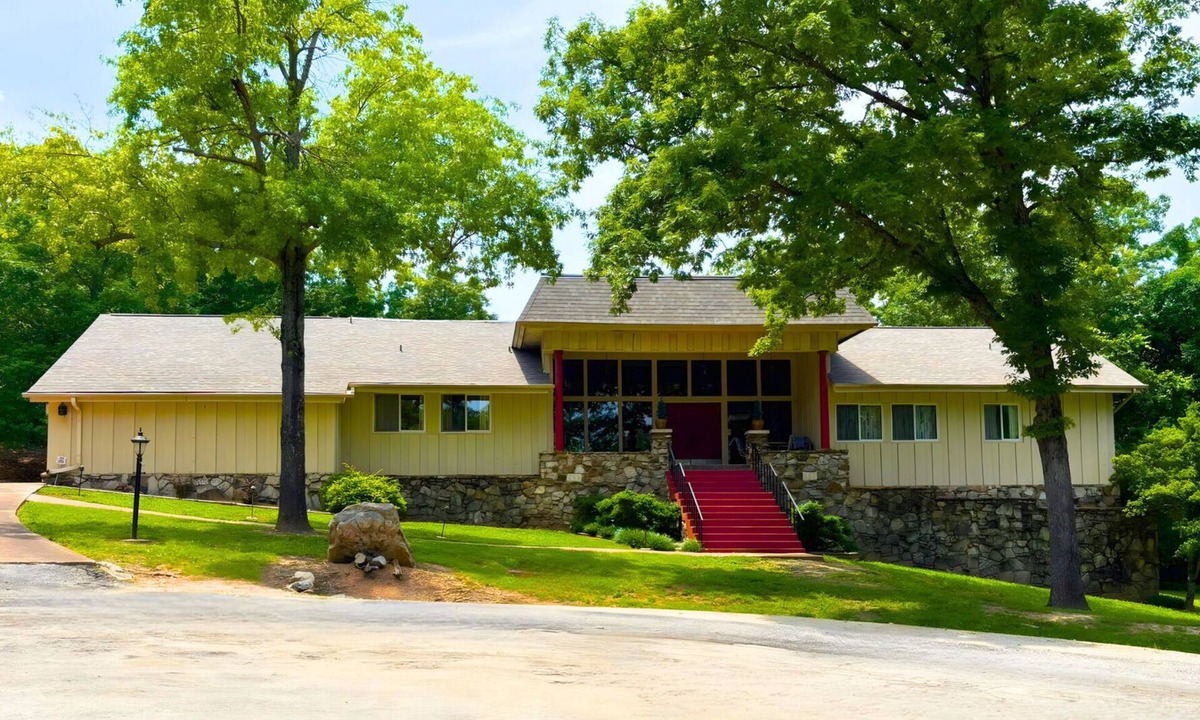 Cherokee Village House | Families have been gathering at the McCabe House in Cherokee Village for generations.