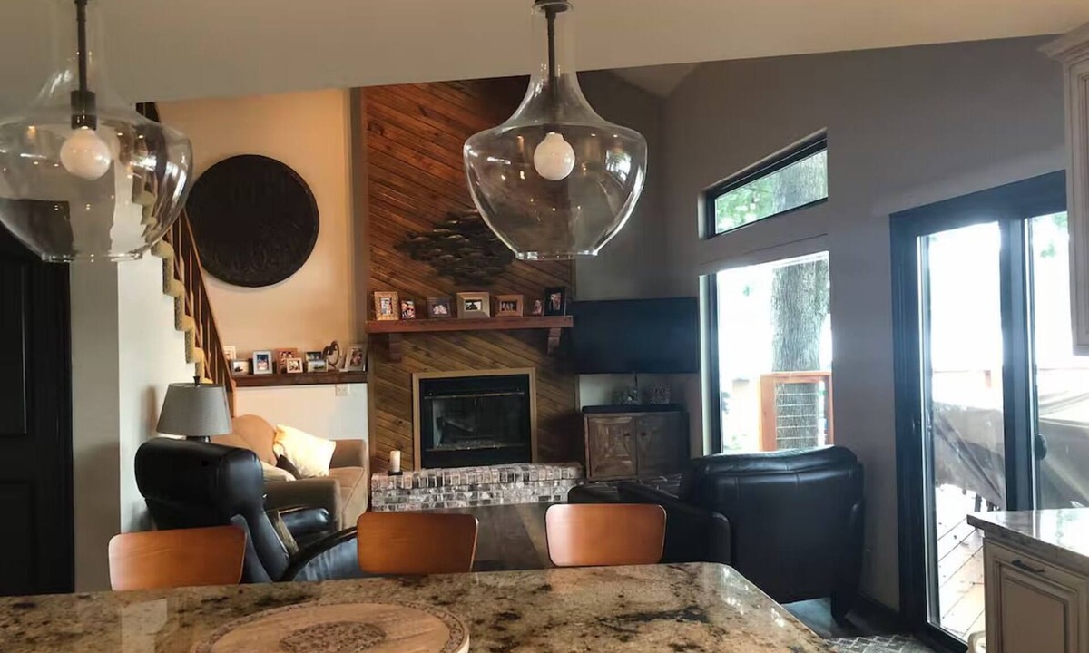 Lake of the Ozarks Cabin | Family fun-3 bed 2 bath cabin in Sunrise Beach sleeps 12