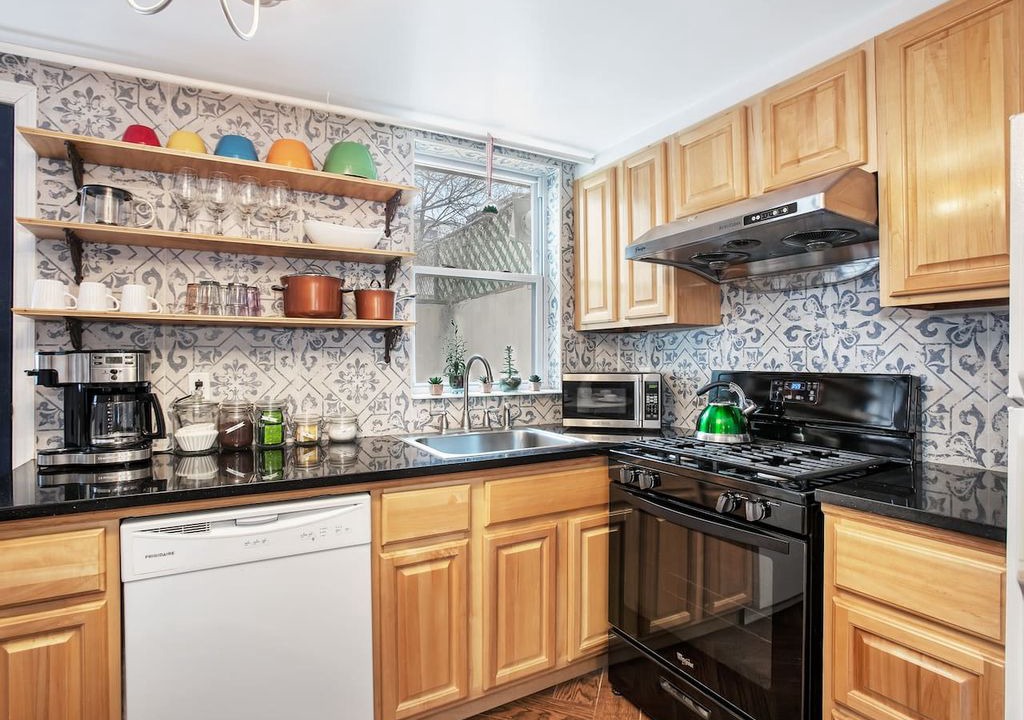Harsimus Cove Villa | FANTASTIC 2BD/2BR DUPLEX WITH YARD - 15 MINS TO NYC!! SLEEPS 6!!