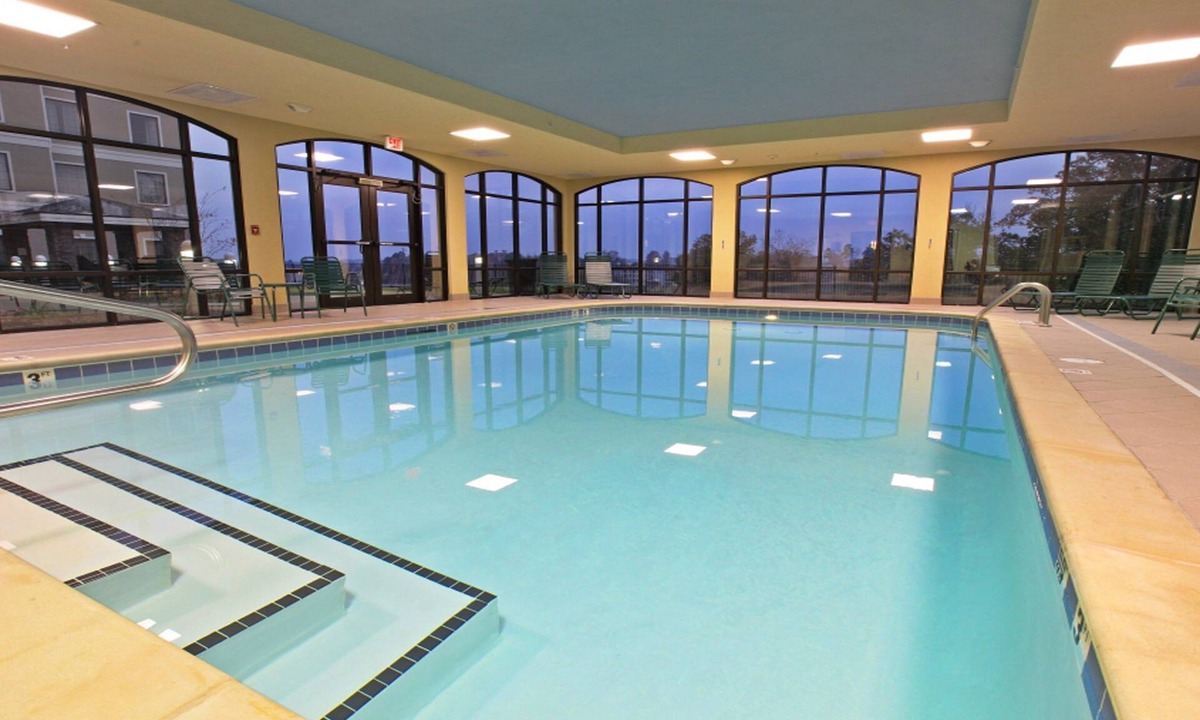 Lake Hamilton Condo | Free Breakfast. Pool. Gym. Great for Business Travelers.