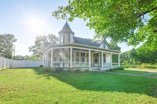 Waverly House | Grand Victorian Home, Walk to Historic Town Square