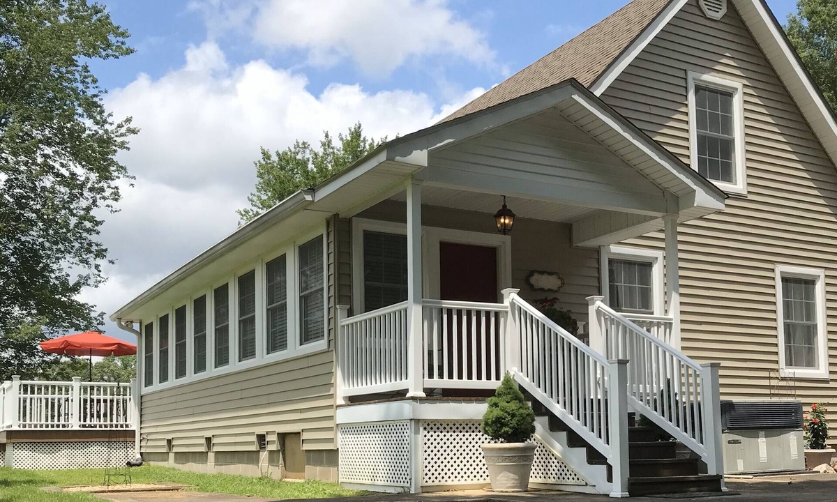 Paris House | Hannah’s Haven-Spacious & family-friendly Guesthouse & deck with high-speed wifi