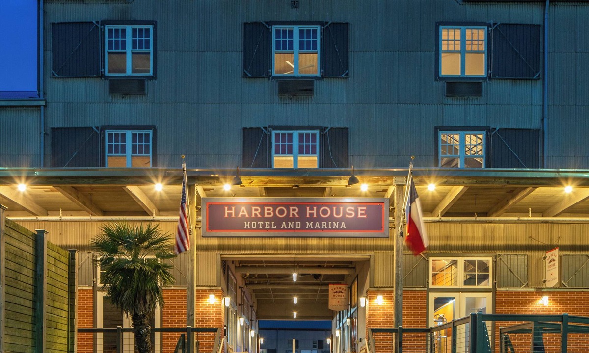 Galveston Hotel | Harbor House Hotel and Marina at Pier 21