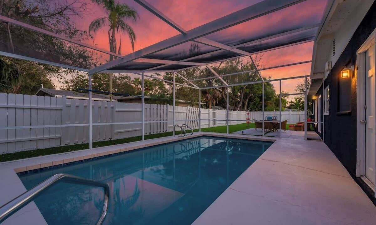 Arlington Park House | Heated Pool - Near Beach - Outdoor Games for Family - Close to DT