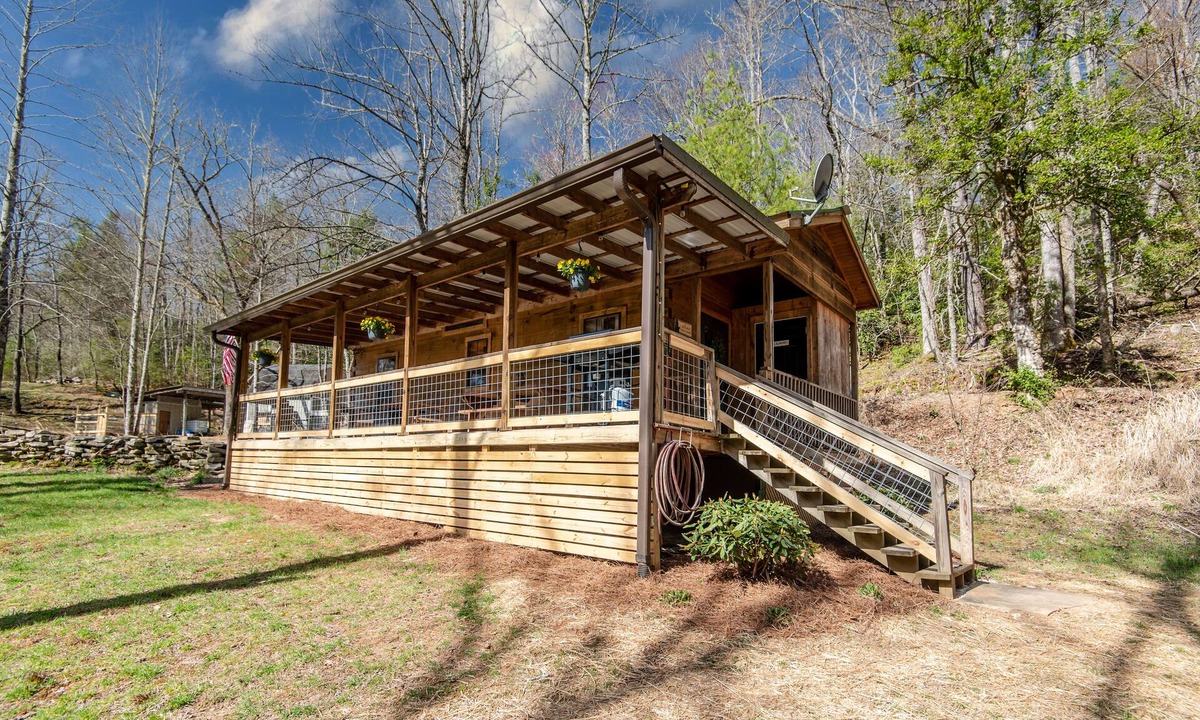 Penrose Cabin | Hollow Hideaway - Minutes to Dupont State Forest!