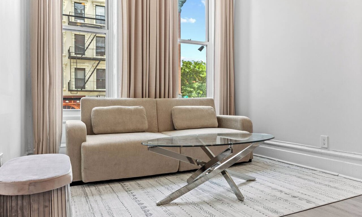 East Harlem Apartment | Huge Full Floor 2 BR 1B centrally located apartment sleeps 6. Full Kitchen!