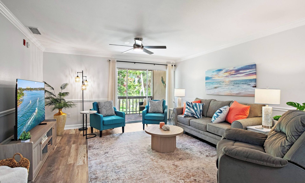 Cherokee Park Condo | July discounts! Cozy 2-bedroom 2nd floor, end unit condo in charming Sarasota